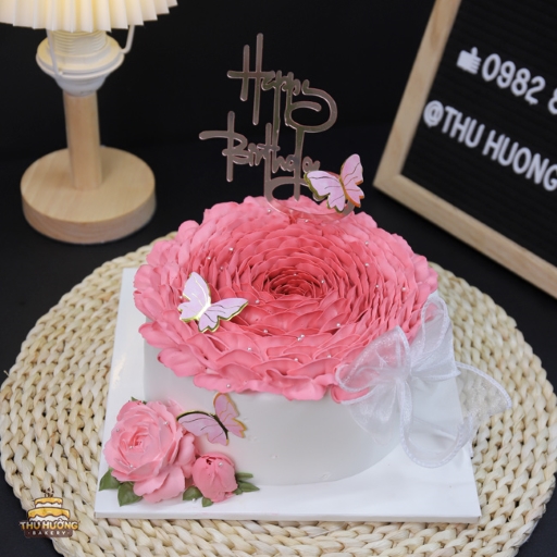 Bánh kem decor bông hoa hồng nhiều cánh lộng lẫy